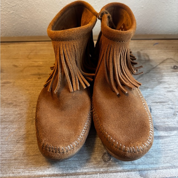 Fringe Suede Ankle Moccasin Boots - Brown Minnetonka Suede Womens size 8.5 - Picture 2 of 6